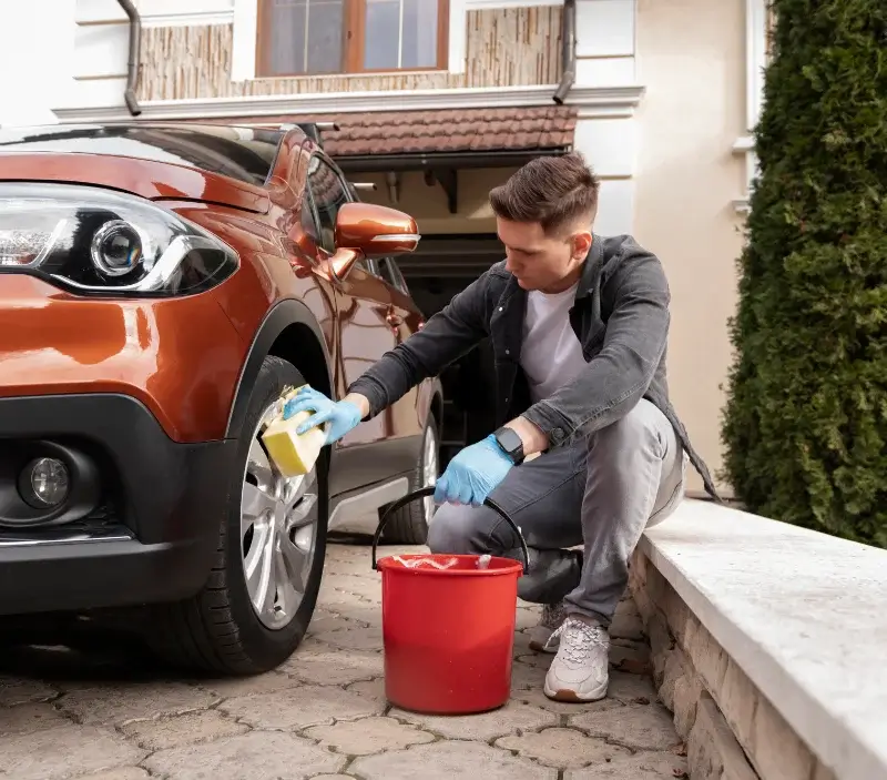 Lavage auto à domicile Calmels-et-le-Viala : professionnel intervenant sur un véhicule